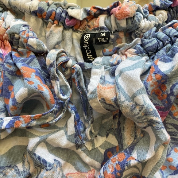 Like new Rip Curl floral top, stretchy top band - Picture 2 of 4